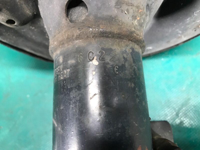 Амортизатор передний левый AVALON 05-12 2006 3.5 2GR-FE