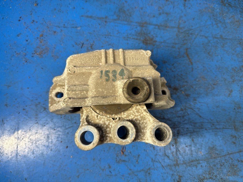 Запчасть подушка двигателя JEEP COMPASS 17-21 2018 2.4 EDD 68328737AA Б/У Подушка двигателя JEEP COMPASS 17-21 2018 2.4 EDD 68328737AA Б/У