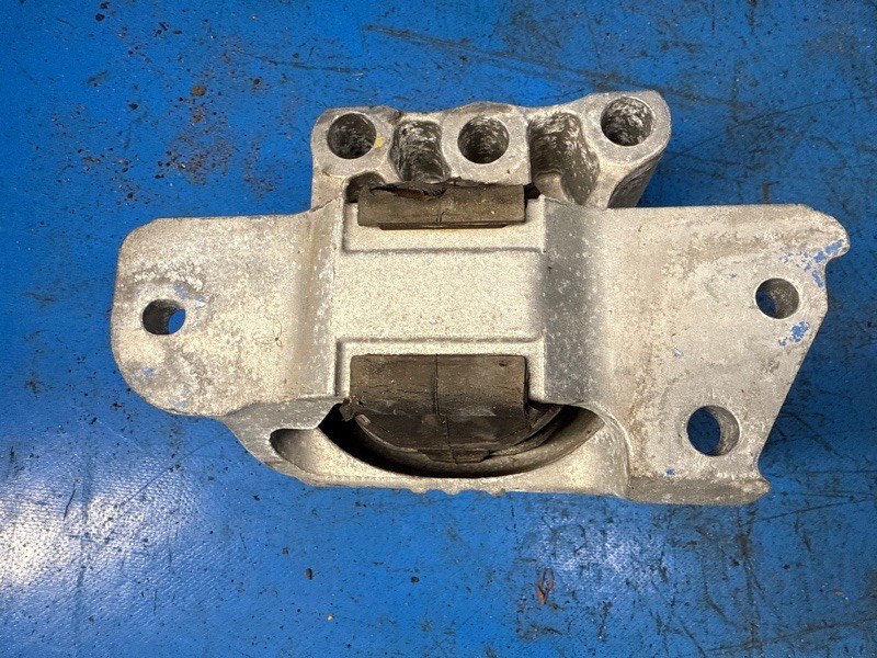 Подушка двигателя COMPASS 17-21 2018 2.4 EDD Подушка двигателя COMPASS 17-21 2018 2.4 EDD