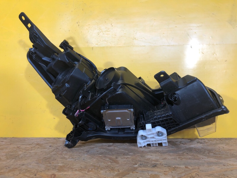 Фара левая LEAF 18-