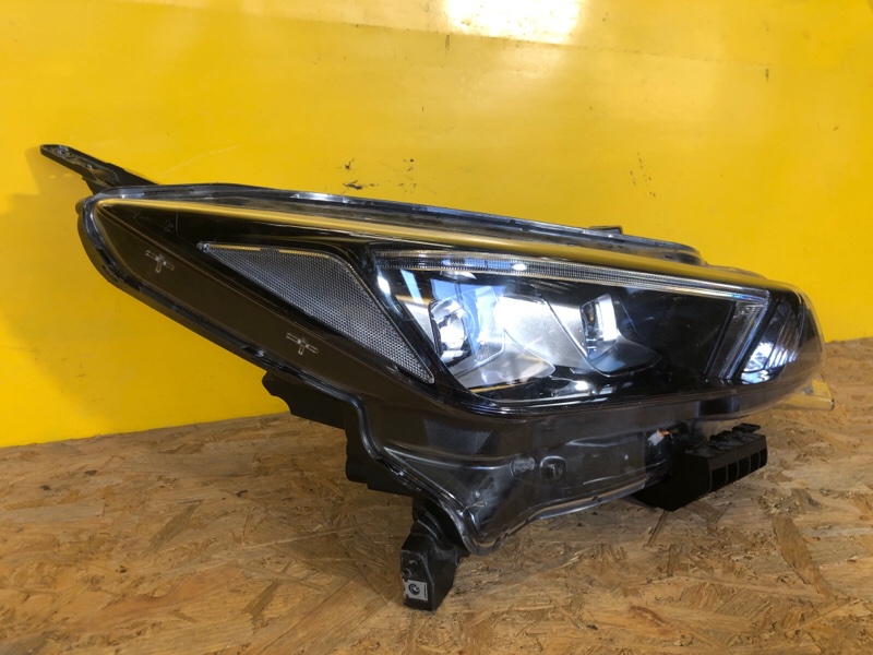 Фара правая NISSAN LEAF 18-