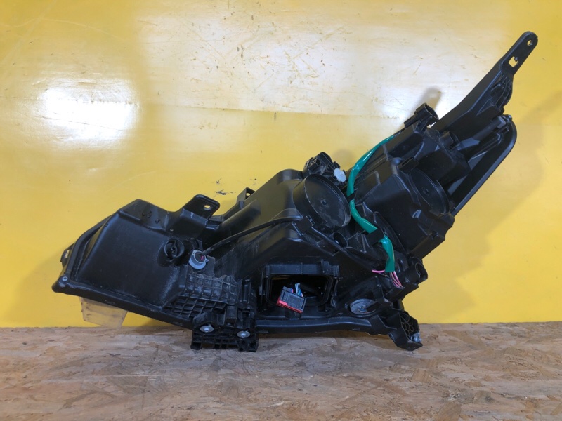 Фара правая LEAF 18-