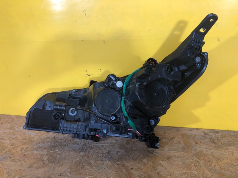 Фара правая LEAF 18-