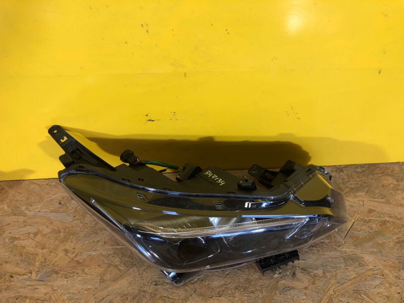 Фара правая LEAF 18-