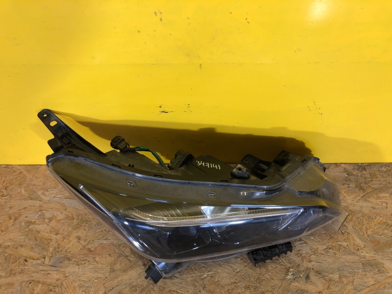 Фара правая LEAF 18-