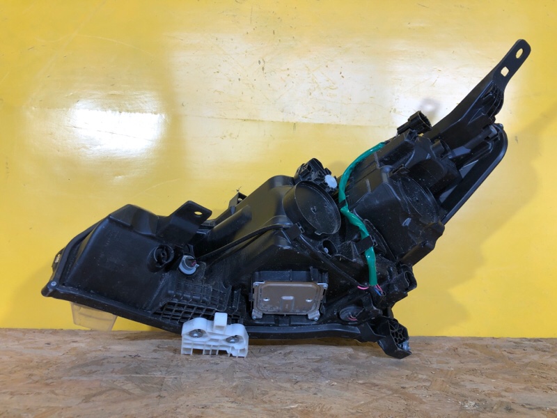 Фара правая LEAF 18-