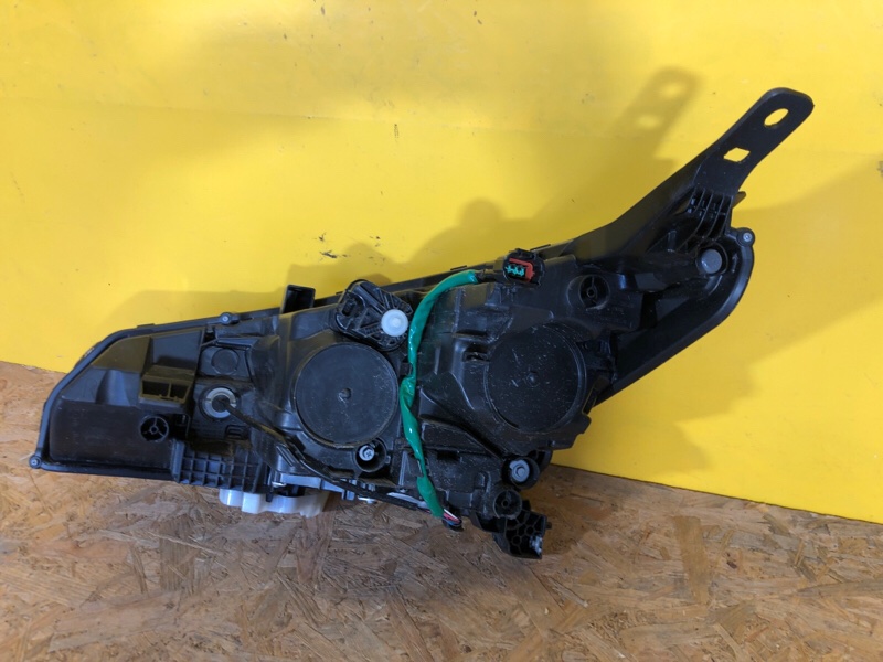 Фара правая LEAF 18-