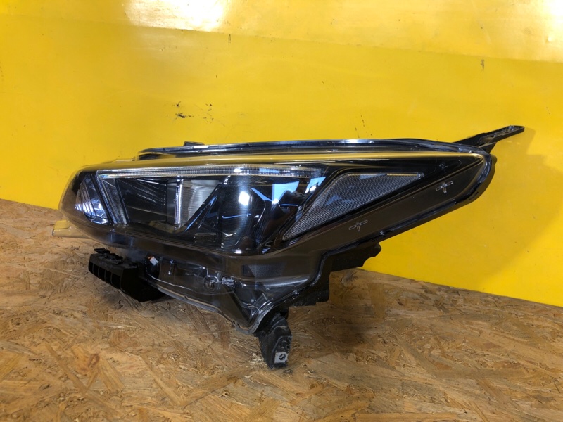 Фара левая NISSAN LEAF 18-