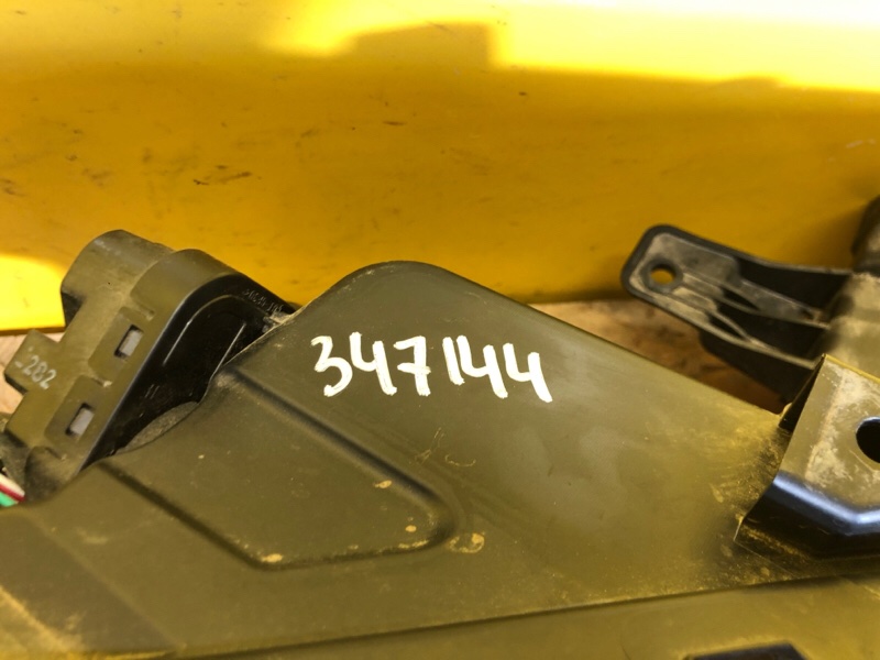 Фара правая LEAF 18-