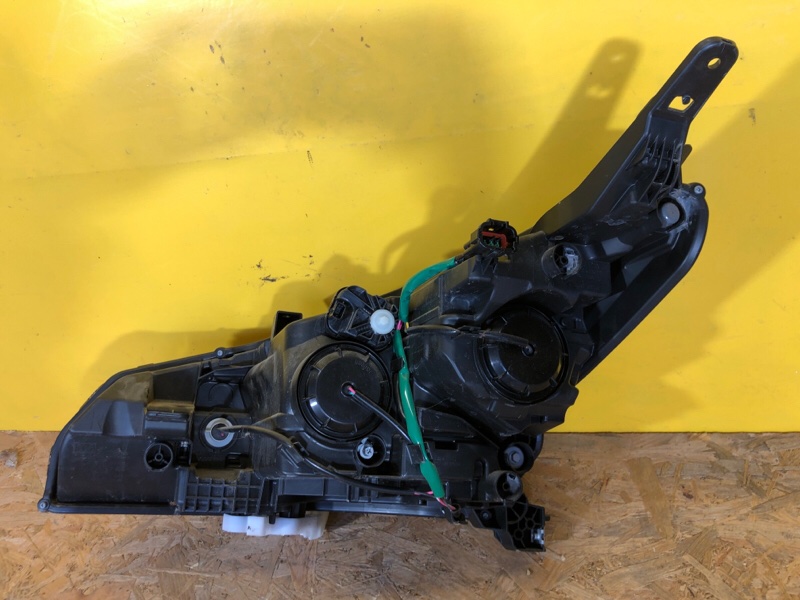 Фара правая LEAF 18-