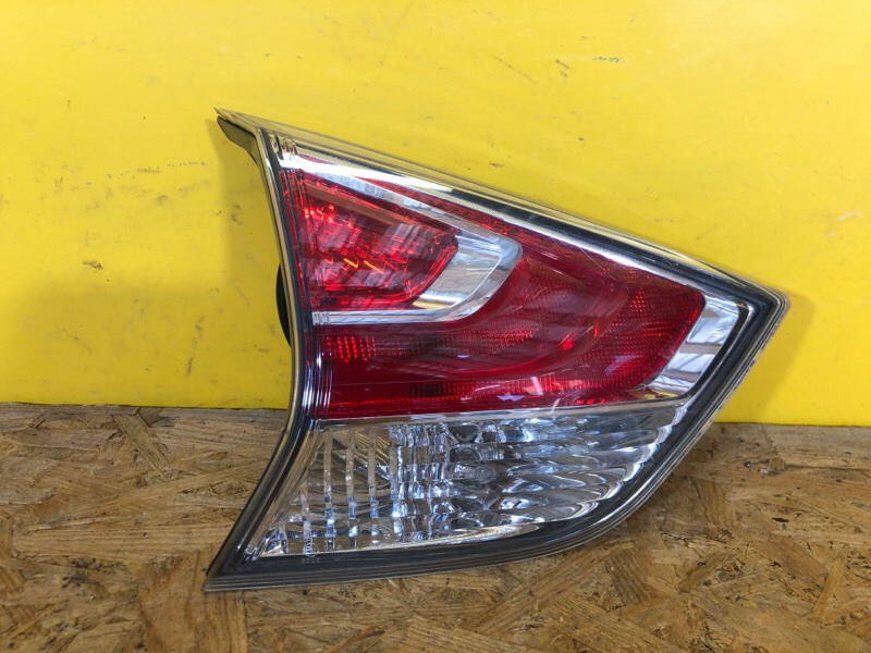 Фонарь внутренний левый NISSAN X-TRAIL/ROGUE T32 13-20 26555-4CA1B Б/У