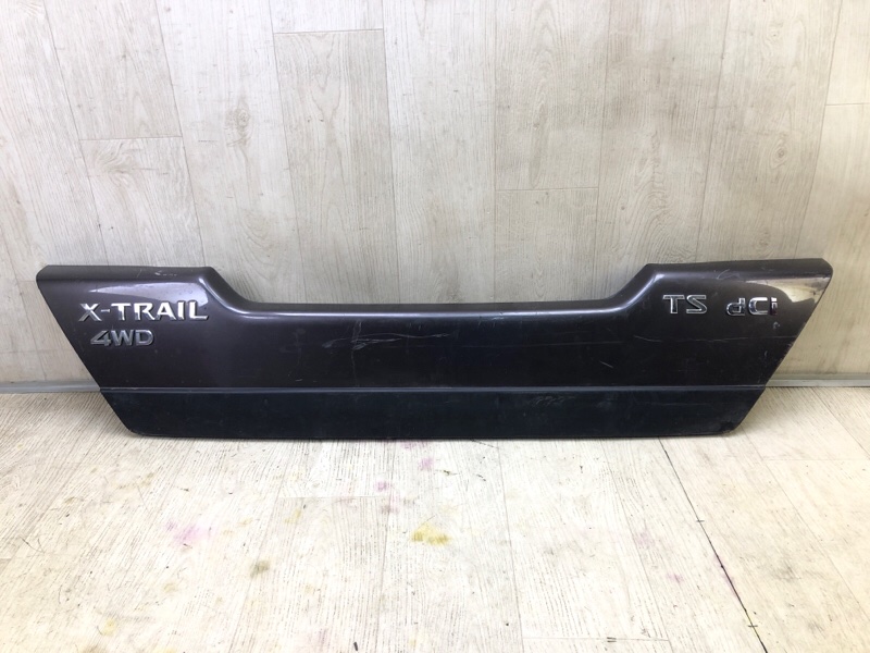 Накладка крышки багажника NISSAN X-TRAIL T31 07-14 909011DJ0A Б/У