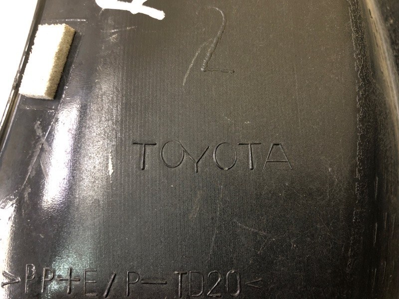 Накладка крышки багажника левая RAV4 05-12