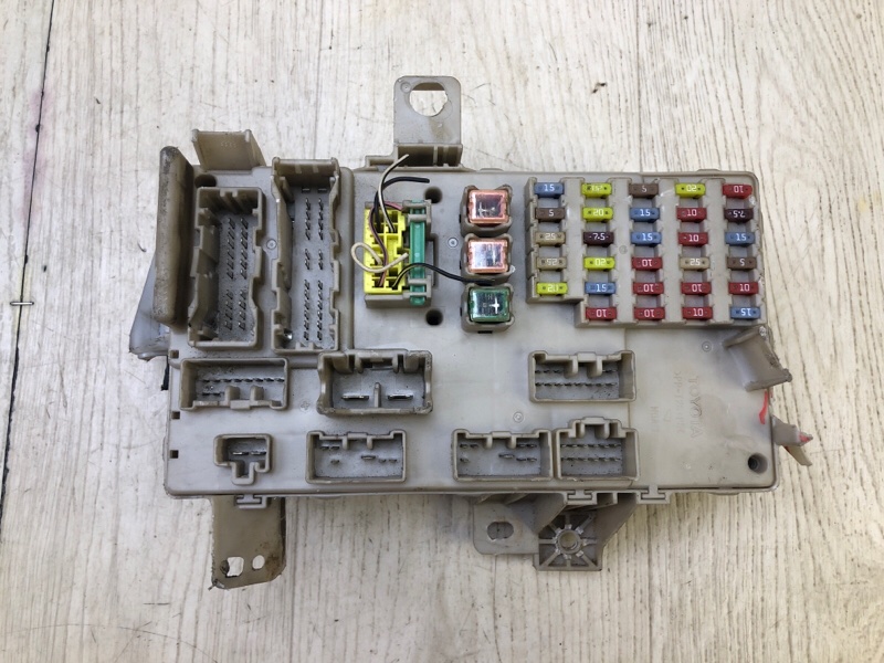 Блок предохранителей салон TOYOTA CAMRY 30 02-06 2.4 2AZFE