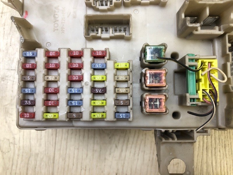 Блок предохранителей салон CAMRY 30 02-06 2005 2.4 2AZFE