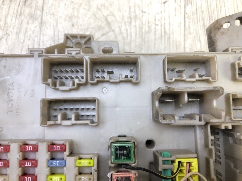 Блок предохранителей салон CAMRY 30 02-06 2005 2.4 2AZFE
