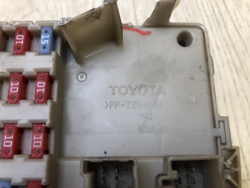 Блок предохранителей салон CAMRY 30 02-06 2005 2.4 2AZFE