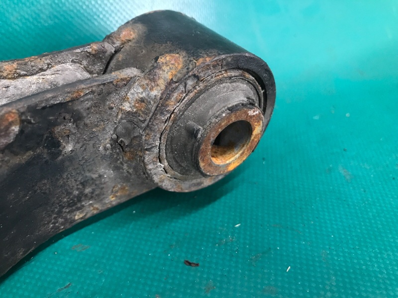 Рычаг задней подвески поперечный нижний правый NISSAN X-TRAIL/ROGUE T32 13-20 2.5 QR25DE