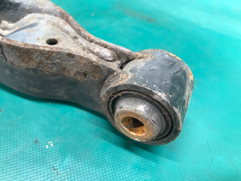 Рычаг задней подвески поперечный нижний X-TRAIL/ROGUE T32 13-20 2016 2.5 QR25DE