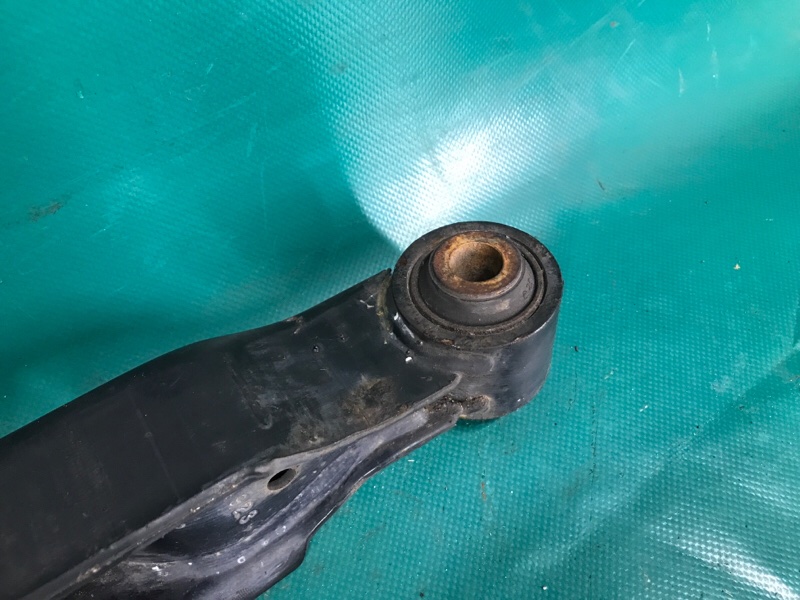 Рычаг задней подвески поперечный нижний левый NISSAN X-TRAIL/ROGUE T32 13-20 2.5 QR25DE