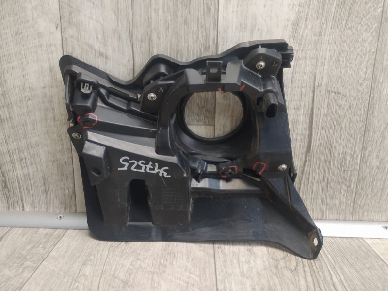 Кронштейн противотуманной фары левый HIGHLANDER 13-19 2017-2019