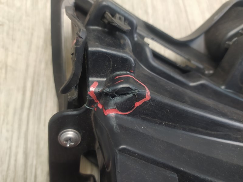 Кронштейн противотуманной фары левый HIGHLANDER 13-19 2017-2019