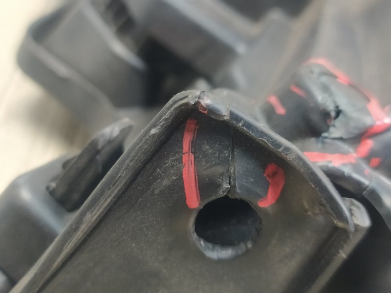 Кронштейн противотуманной фары левый HIGHLANDER 13-19 2017-2019