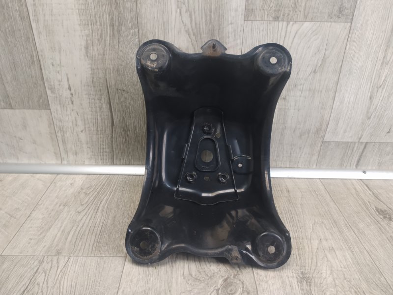 Кронштейн крепления запасного колеса RAV4 05-12 Кронштейн крепления запасного колеса RAV4 05-12