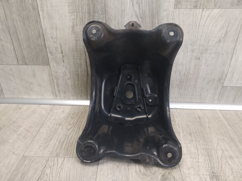 Кронштейн крепления запасного колеса RAV4 05-12 2006 2.4 2AZFE