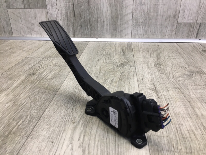 Запчасть педаль газа SUZUKI GRAND VITARA 05-15 Внедорожник 15900-65J02 Б/У Педаль газа SUZUKI GRAND VITARA 05-15 Внедорожник 15900-65J02 Б/У