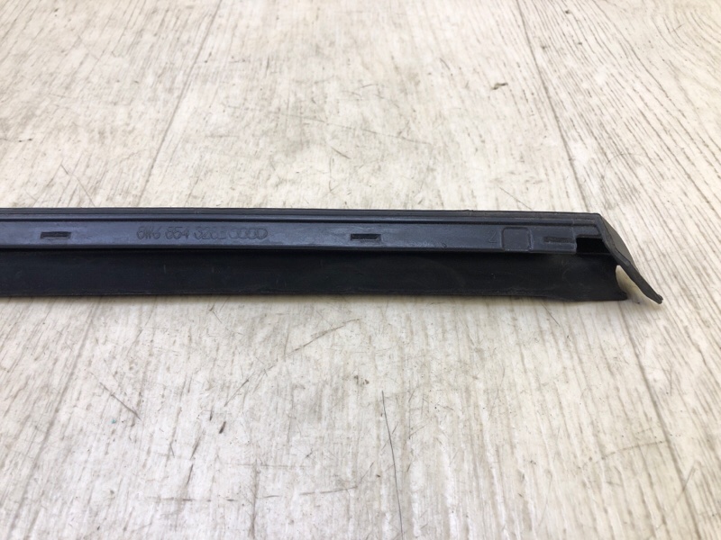 Молдинг стекла правый A4 15-