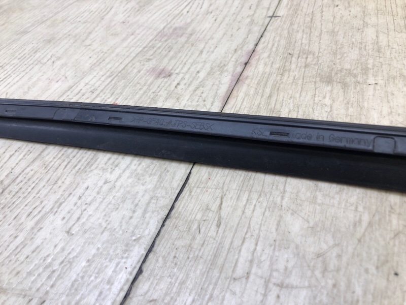 Молдинг стекла правый A4 15-