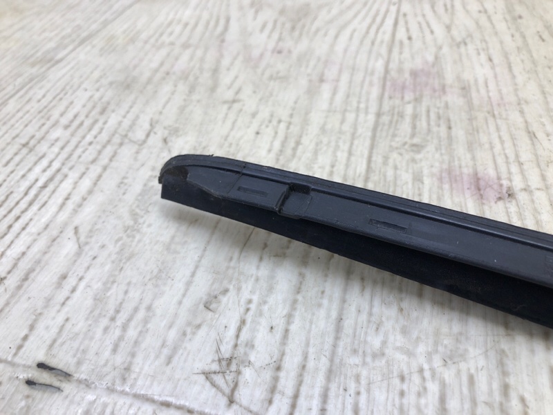 Молдинг стекла правый A4 15-