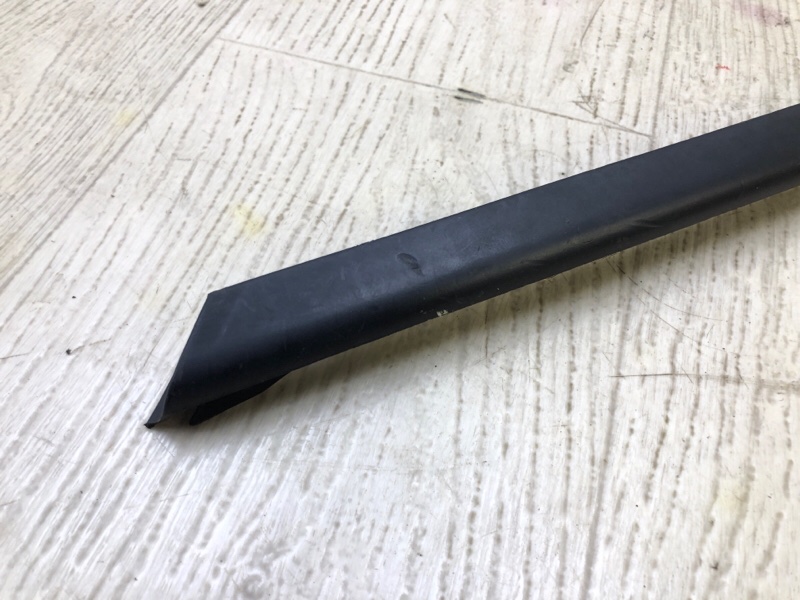 Молдинг стекла правый A4 15-