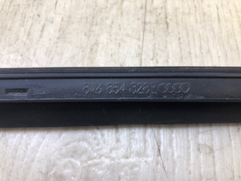 Молдинг стекла правый A4 15-