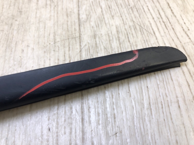 Молдинг стекла правый A4 15-