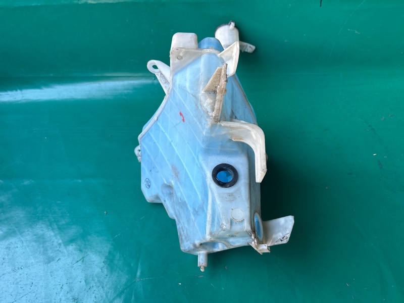 Бачок омывателя TOYOTA LAND CRUISER PRADO 120 02-09 Бачок омывателя TOYOTA LAND CRUISER PRADO 120 02-09