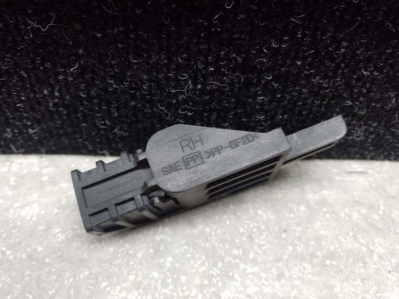 Крепление радиатора правое MITSUBISHI OUTLANDER XL 05-13 3.0 6B31