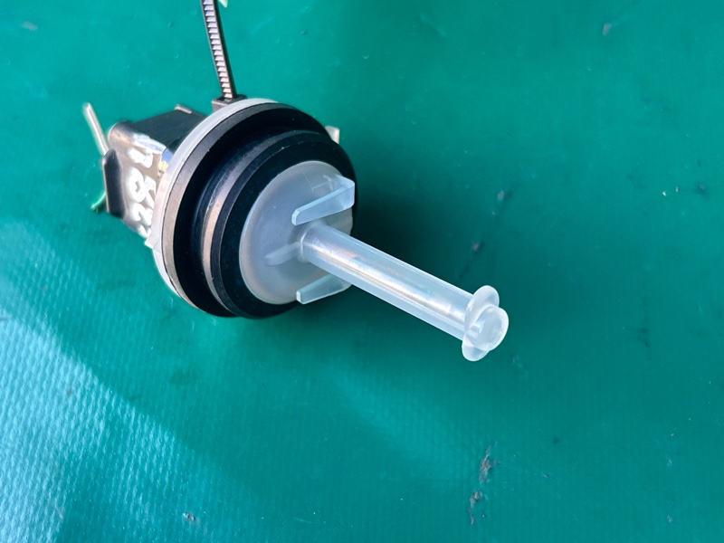 Датчик уровня бачка омывателя LEXUS NX 14-21 8ARFTS 2.0TURBO