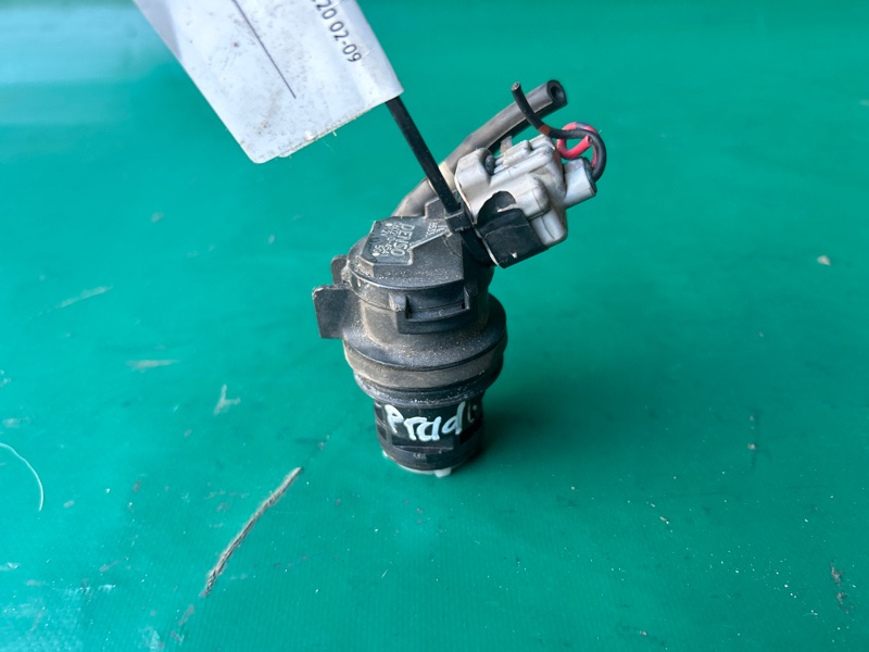 Насос омывателя стекла TOYOTA LAND CRUISER PRADO 120 02-09 Насос омывателя стекла TOYOTA LAND CRUISER PRADO 120 02-09