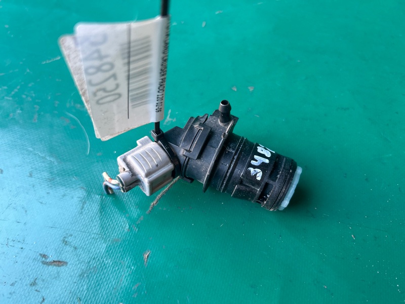 Насос омывателя стекла задний LAND CRUISER PRADO 120 02-09 Насос омывателя стекла задний LAND CRUISER PRADO 120 02-09