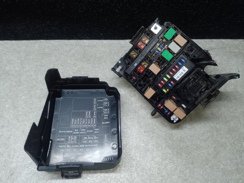 Блок предохранителей моторный отсек HYUNDAI ELANTRA MD 10-15 91265-3X060 Б/У