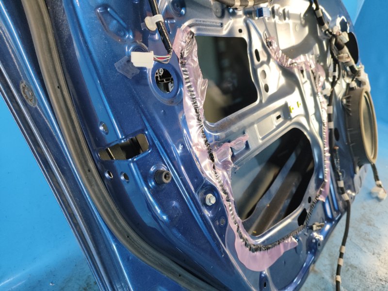 Дверь передняя левая PRIUS PLUS 11-14