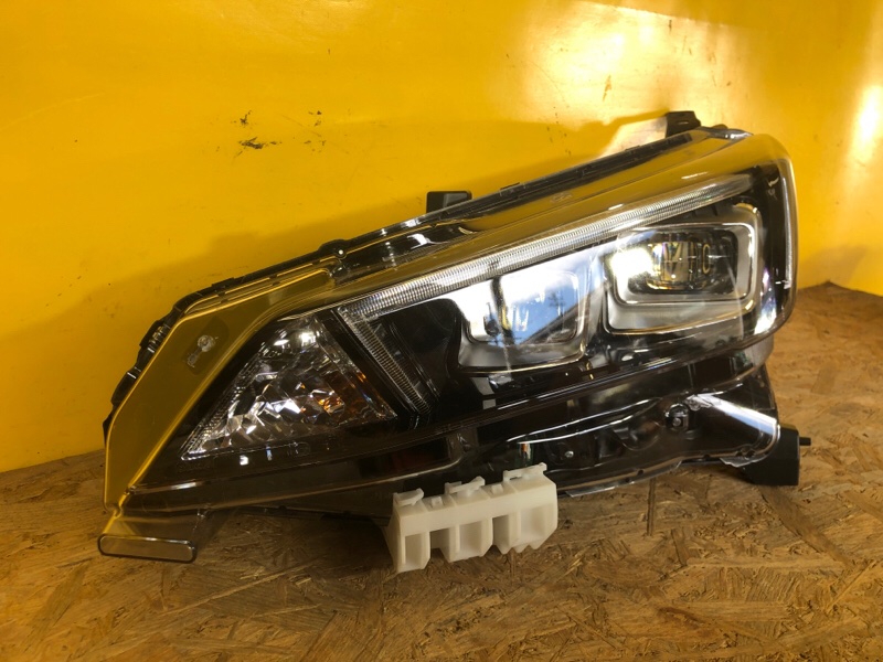 Фара левая NISSAN LEAF 18-