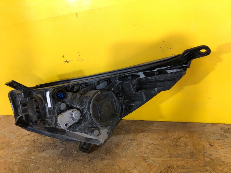 Фара правая NIRO 16-