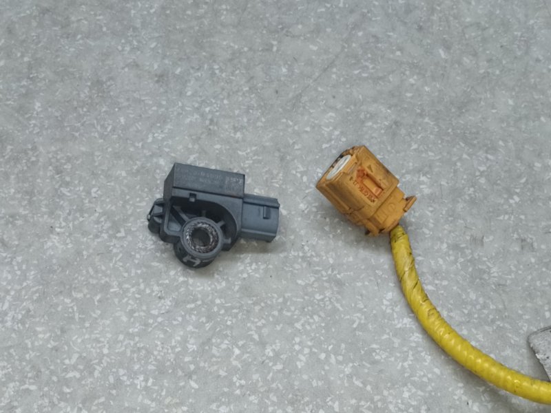 Датчик удара передний левый SORENTO UM 14- 2017 2.4 G4KJ