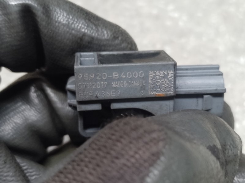 Датчик удара передний левый SORENTO UM 14- 2017 2.4 G4KJ