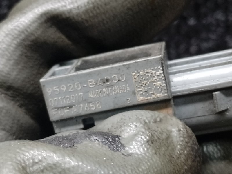 Датчик удара передний правый SORENTO UM 14- 2017 2.4 G4KJ