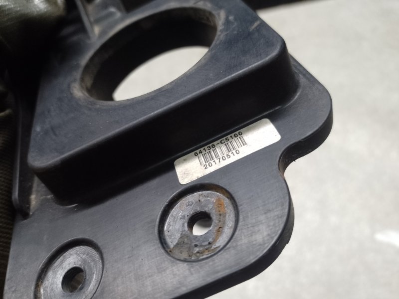 Крепление радиатора левое SORENTO UM 14- 2017 2.4 G4KJ