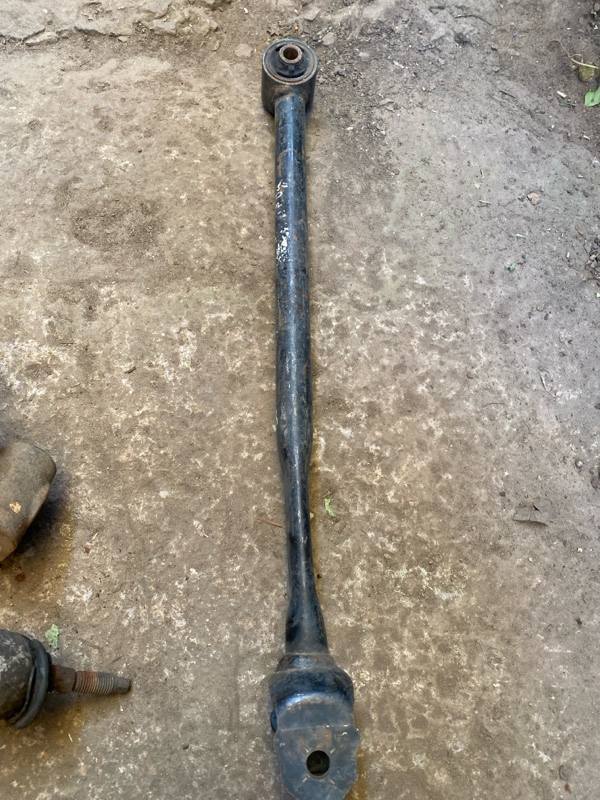 Рычаг задней подвески продольный задний правый VENZA 09-16 Рычаг задней подвески продольный задний правый VENZA 09-16